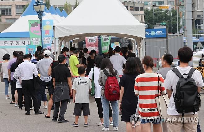 줄 늘어선 선별진료소 [연합뉴스 자료사진]