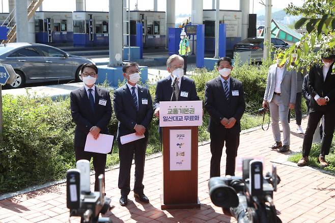 이재명 지사가 3일 경기도 김포시 걸포동 일산대교 요금소에서 최종환 파주시장, 정하영 김포시장, 이재준 고양시장과 일산대교 무료화를 위한 공익처분 추진에 대해 브리핑하고 있다.(사진=연합뉴스)