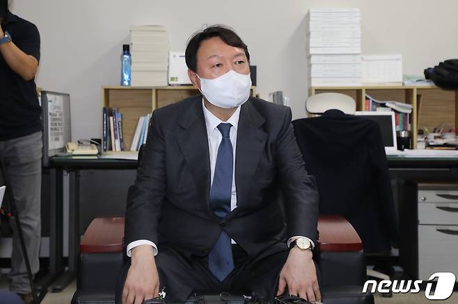 국민의힘 대선주자인 윤석열 전 검찰총장이 지난 31일 오후 충북도청 기자실에서 취재진 질문에 답하고 있다. © News1