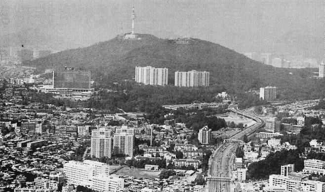 1992년 10월 3일자 조선일보에 실린 남산 일대의 모습. 철거되기 전 남산외인아파트(남산타워 아래쪽 2개동)와 남산맨션(남산외인아파트 오른편)의 모습이 보인다. /조선라이브러리100