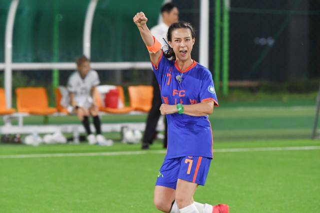 그는 FC불나방의 주장으로 팀을 이끈다. 그라운드에 선 그에게선 건강한 에너지가 느껴진다. 사진은 9월 1일 방영된 FC구척장신과 벌인 4강전의 한 장면. SBS 제공