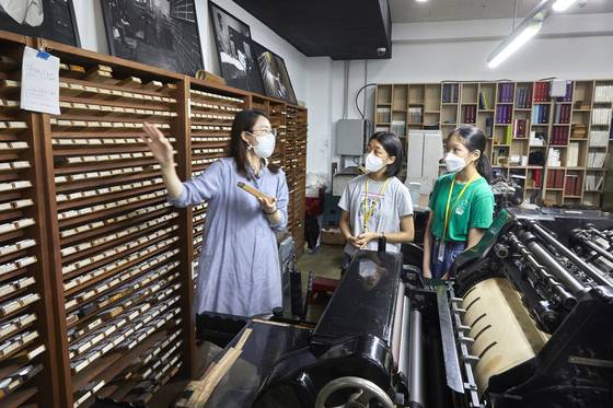 주조된 활자를 보관하는 활자장. 문선대의 활자가 다 떨어지면 활자장에서 적절한 활자를 골라 옮긴다.