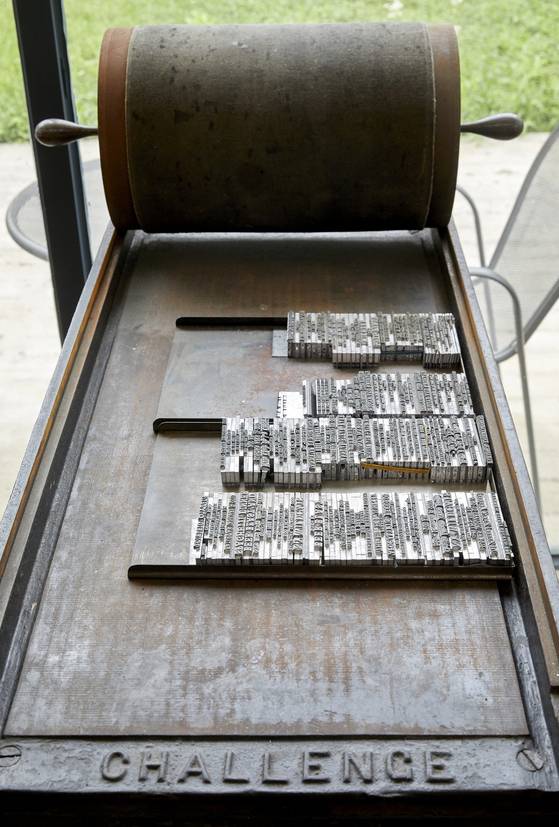 수동 인쇄기는 활판 위에 종이를 덮은 뒤 손잡이를 돌려 인쇄한다. 이후 전기로 작동하는 자동 인쇄기가 발명됐다.