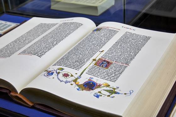 서양에서 가장 오래된 금속 활자본인 구텐베르크 성경. 모든 페이지가 각 42줄로 인쇄돼 『42행 성서』라는 이름이 붙었다.