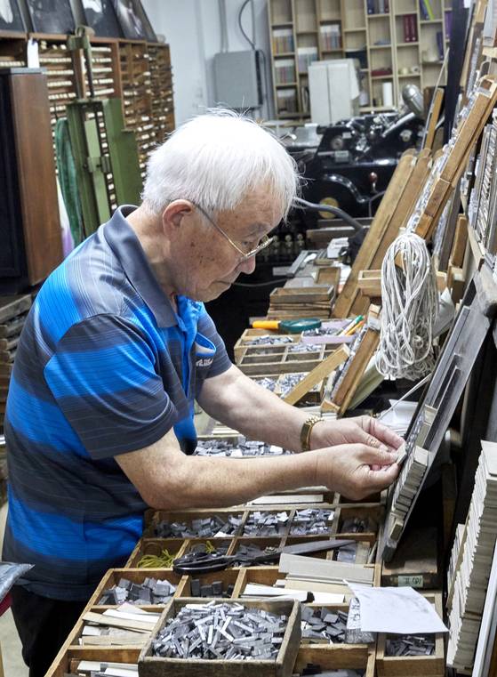 조판에 한창인 활판공방 권용국 조판공의 모습. 학생기자단과 사뭇 다른 빠른 손놀림이 인상적이다.