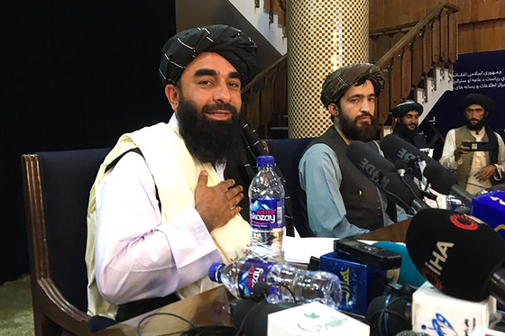탈레반의 자비훌라 무자히드 대변인과 압둘 카하르 발키 통역인. [AFP=연합뉴스]