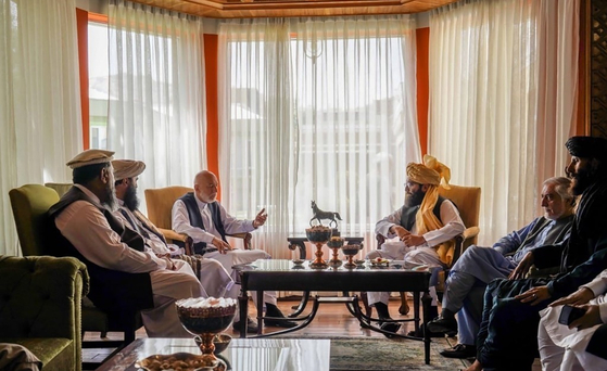 아프가니스탄 정권을 탈환한 이슬람 무장조직 탈레반의 간부 아나스 하카니(가운데 오른쪽)가 18일(현지시간) 카불에서 하미드 카르자이(가운데 왼쪽) 전 대통령, 압둘라 압둘라(오른쪽 두 번째) 국가화해최고위원회 의장 등 아프간 전 정부 측 인사들과 회동하고 있다. [AP=연합뉴스]