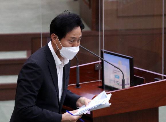 오세훈 서울시장이 3일 오후 서울 중구 서울시의회에서 열린 본회의 시정질문에서 답변을 마친 뒤 자리로 돌아가고 있다. 연합뉴스