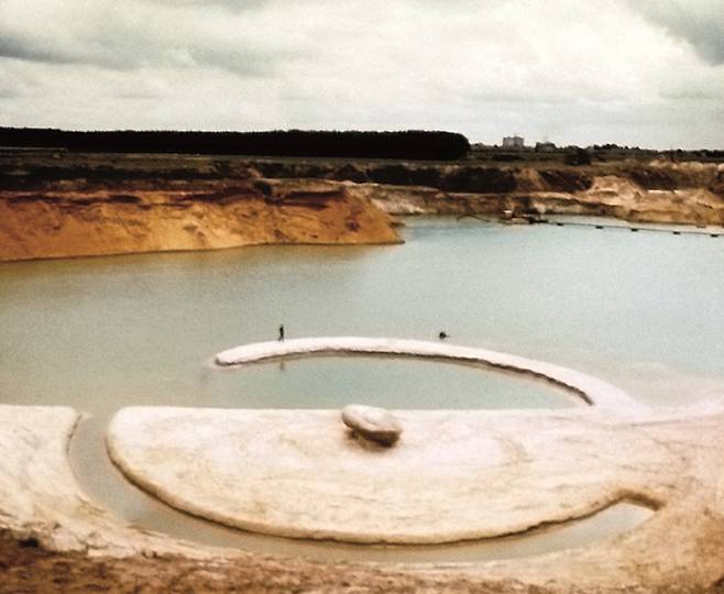 로버트 스미스슨의 ‘부서진 원’