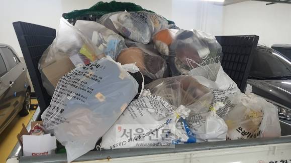 서울시 양천구 A씨의 집에서 나온 500kg 분량의 쓰레기를 트럭에 실은 모습.손지민 기자 sjm@seoul.co.kr