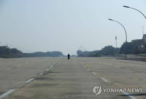 오토바이 한 대가 텅 빈 네피도의 20차선 도로를 달리는 모습. 2020.1.17 [EPA=연합뉴스]