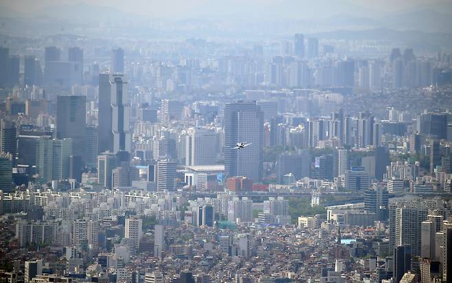 경기 광주시 남한산성에서 바라본 서울 강남권.