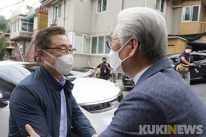 국민의힘 대선 경선 후보인 최재형 전 감사원장(왼쪽).&nbsp; &nbsp;사진=박민규 기자