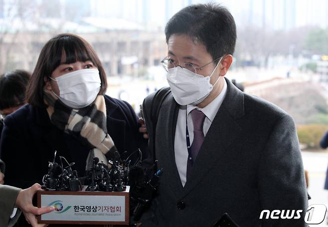 (과천=뉴스1) 유승관 기자 = 손준성 대검찰청 수사정보정책관이 10일 경기 정부과천청사 법무부로 들어서고 있다.  법무부는 이날 오전 10시30분부터 법무부 정부과천청사에서 윤석열 검찰총장 징계 여부와 수위를 심의할 징계위를 개최한다. 2020.12.10/뉴스1