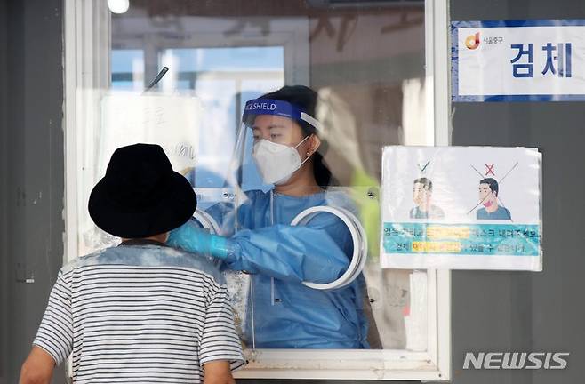 [서울=뉴시스] 고범준 기자 = 코로나19 신규 확진자가 1,709명으로 집계, 59일 연속 네 자릿수를 이어가고 있는 3일 오전 서울 중구 서울역광장에 마련된 코로나19 중구임시선별검사소에서 의료진이 검체 채취를 하고 있다. 2021.09.03. bjko@newsis.com