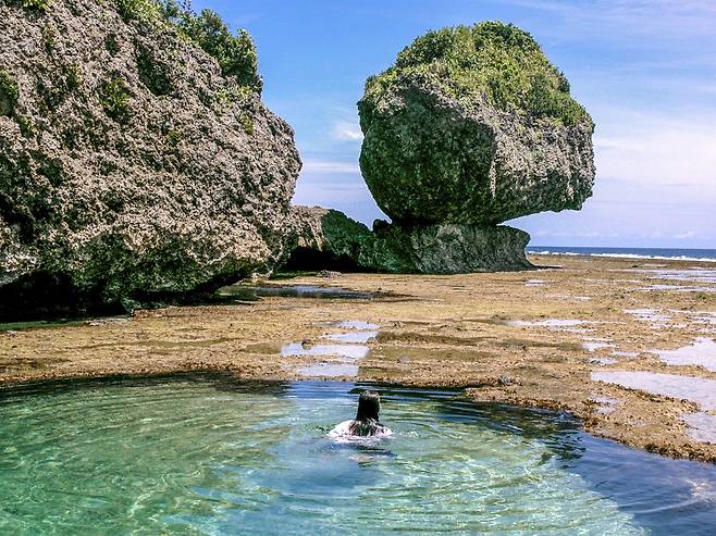 큰 바위들로 둘러싸인 자연 수영장 '마푸푼코 락 풀' [필리핀관광청 제공]