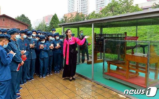 (평양 노동신문=뉴스1) = 북한 노동당 기관지 노동신문은 지난 1일 "청년절 경축행사 참가자들이 수도 시민들의 뜨거운 환영을 받으며 평양시 안의 여러 곳을 참관하였다＂면서 관련 사진을 실었다. [국내에서만 사용가능. 재배포 금지. DB 금지. For Use Only in the Republic of Korea. Redistribution Prohibited] rodongphoto@news1.kr