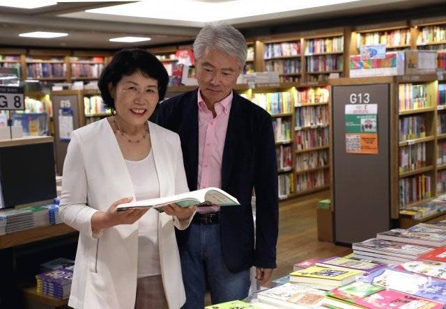 부부의 놀이는 공부다. 현재는 동양학이 공통된 관심사다. 교보문고에 들른 강찬영 박경옥 부부. 이훈구 기자 ufo@donga.com