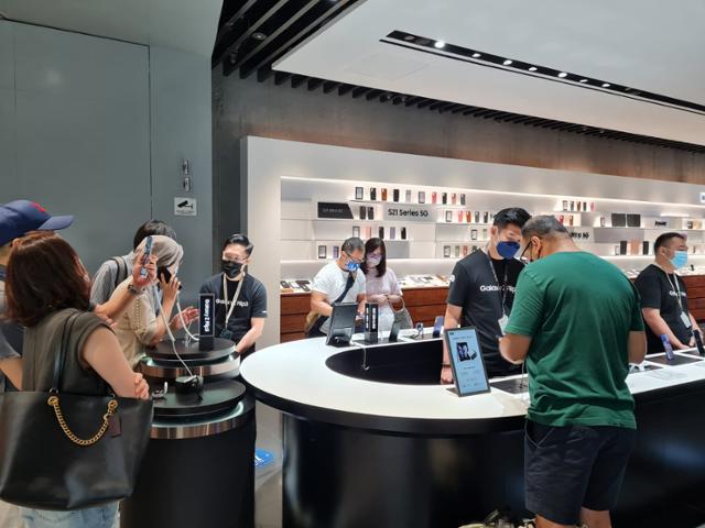 지난달 27일 싱가포르 상업지구 비보 시티(Vivo City)에 위치한 삼성 익스프리언스 스토어에서 관람객들이 삼성전자의 3세대 폴더블폰 제품을 체험하고 있다. 삼성전자 제공