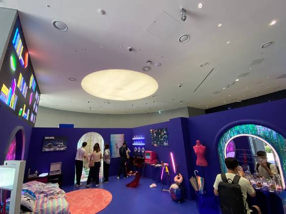 홍대 T팩토리에 마련된 T우주 체험존. 현장에는 관람객들이 잇따라 방문했다.