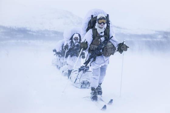 세계 최초로 여성만으로 구성된 노르웨이 육군 특수부대 '예거트론'에서 여군들이 혹한기 훈련을 받는 모습. [노르웨이 특수부대 사령부]