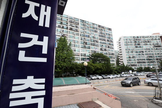 서울 아파트값 오름세가 이어지고 있다. 재건축을 준비중안 서울 강남구의 한 아파트. 뉴스1