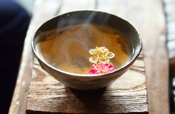 박남준 시인의 매화 쇼. 따뜻한 차에 얼려뒀던 매화 송이를 띄우면 매화가 차에서 다시 한번 꽃을 피운다.