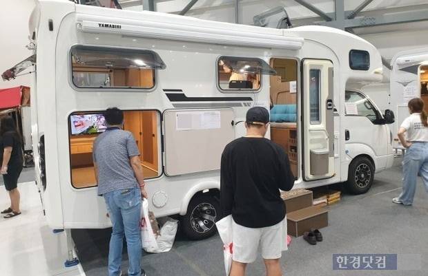관람객들이 캠퍼를 얹은 화물 캠핑카를 구경하고 있다. 사진=오세성 한경닷컴 기자