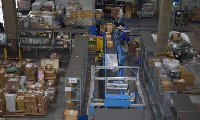 지난달 30일 인천국제공항 인천세관 특송물류센터에서 작업자들이 항공기에서 내린 특송화물을 컨베이어벨트에 올려놓고 있다.