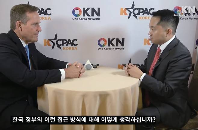 테드 버드 미 하원의원(왼쪽)과 인터뷰하는 이현승씨ⓒ이현승 제공