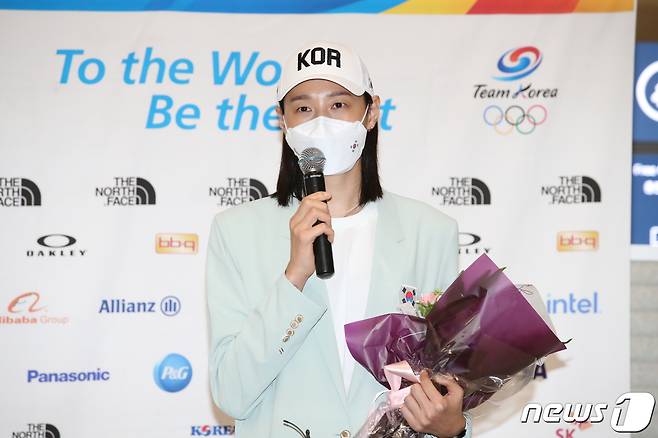 여자 배구대표팀 주장 김연경이 2020 도쿄올림픽 일정을 마치고 9일 오후 인천국제공항을 통해 입국, 소감을 밝히고 있다. 021.8.9/뉴스1 © News1 김진환 기자