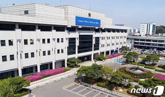 이재명 경기도지사가 제안한 전도민 재난지원금 지급계획이 논란 끝에 6일 경기도의회 안전행정위원회를 통과했다./© 뉴스1