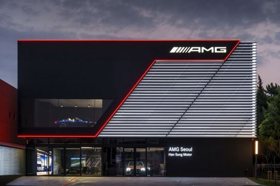 벤츠코리아가 6일 고성능 브랜드 메르세데스-AMG 전용 브랜드 센터 'AMG 서울'을 오픈했다.

사진=벤츠코리아