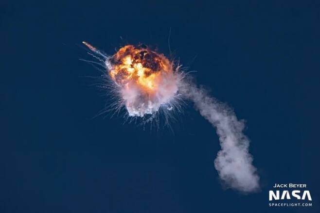 파이어플라이의 발사체 '알파'가 2일 미국 캘리포니아주 반덴버그 우주군 기지에서 발사된지 2분 30초 만에 폭파했다. 스페이스플라이트나우 제공