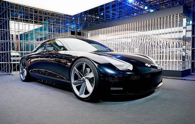 현대차는 향후 출시할 두번째 전용 전기차 아이오닉6의 컨셉카인 프로페시(Prophecy)를 전시하는 등 전동화 차량 중심의 클린 모빌리티 솔루션을 소개했다.