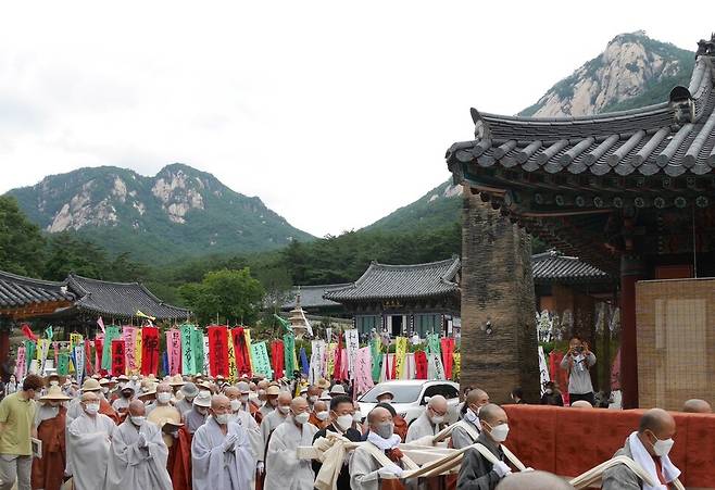 9월2일 경북 문경 봉암사에서 고우 스님의 영결식이 끝난뒤 법구를 다비장으로 이운하고 있다. 사진 조현 기자
