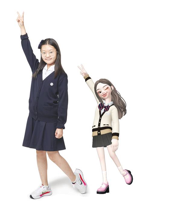 “내가 먼저? 아바타가 먼저?” 자신의 제페토 아바타와 같은 포즈를 취한 박소율 학생기자.