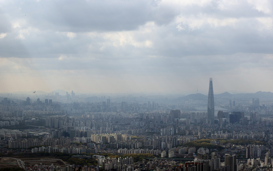 지난 4월 13일 오후 남한산성에서 바라본 서울 하늘. 미세먼지 농도가 '좋음'으로 발표된 날이지만, 오염물질이 완전히 걷히지 않아 일부 뿌옇게 나타나고 있다. 연합뉴스