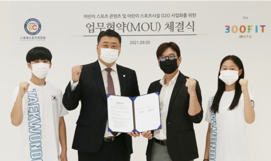 모델 이충원, 서현석 위원장, 송태건 대표, 모델 김주하(왼쪽부터)