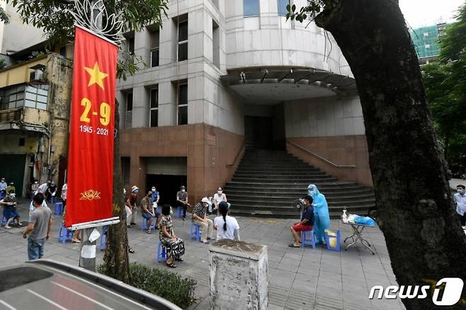 (베트남 하노이 거리에서 주민들이 코로나19 면봉 검사를 받고 있다.   /사진=AFP=뉴스1