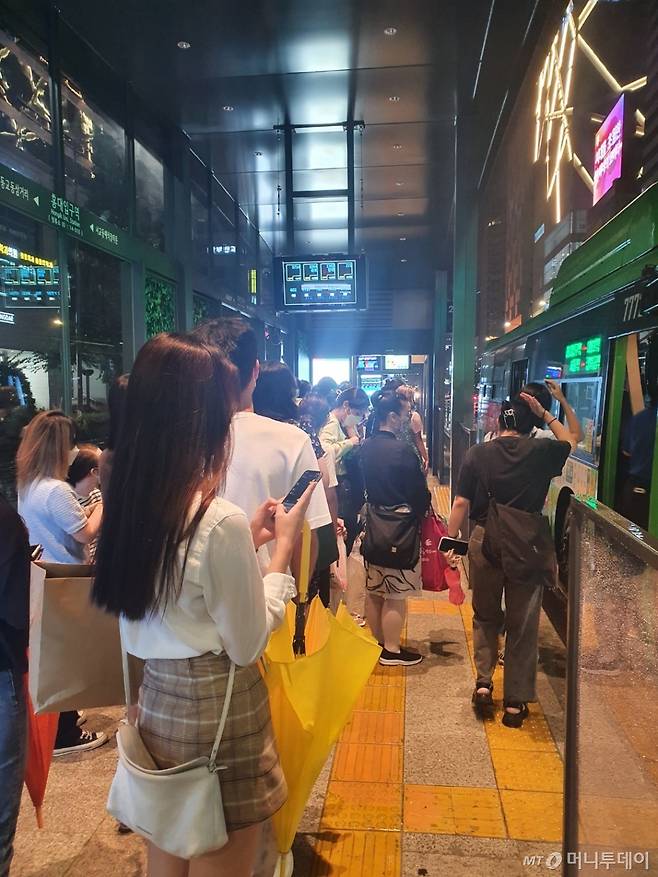 6일 오후 10시가 되자 서울 마포구 홍대입구 근처 정류장에 사람들이 몰려 나와 버스를 기다리고 있다. /사진=정세진 기자
