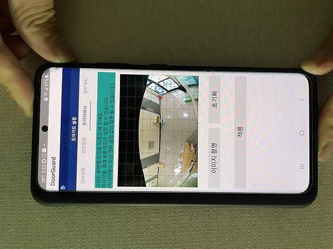 이웃의 사생활 침해를 방지하기 위해 그리드 형태로 세분화 된 화면을 통해 ‘프라이버시 마스킹’ 기능을 설정하고 있다. 김유진 기자/kacew@heradcorp.com