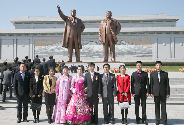 ▲ 만수대의 김일성, 김정일 동상 앞에서 결혼식을 마친 신혼부부와 가족들이 기념사진을 찍고 있다. ⓒ진천규 통일TV 대표