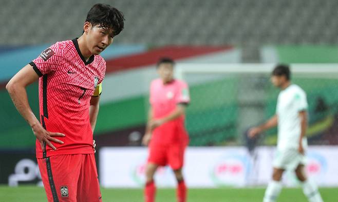 한국 축구대표팀 손흥민이 2일 서울월드컵경기장에서 열린 이라크와의 2022 카타르 월드컵 아시아지역 최종예선 A조 1차전에서 경기가 풀리지 않자 안타까워 하고 있다. 뉴스1