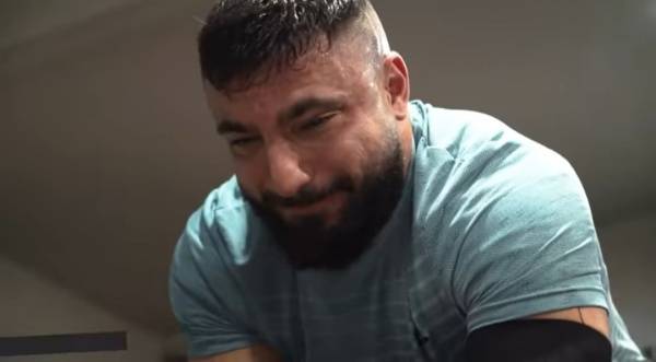 ‘플랭크’ 자세를 9시간 30분동안 해내 기네스북 오른 남자. 매거진 ‘맨즈헬스’ 캡처