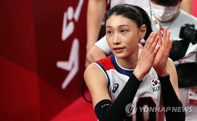 [올림픽] 국가대표 마친 김연경 (도쿄=연합뉴스) 한상균 기자 = 김연경이 8일 일본 도쿄 아리아케 아레나에서 도쿄올림픽 여자배구 세르비아와의 동메달 결정전 후 코트를 떠나고 있다. 한국은 0-3으로 패했다. 2021.8.8 xyz@yna.co.kr