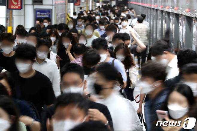 8월17일 오전 서울 광화문역에서 마스크를 착용한 시민들이 출근길 발걸음을 재촉하고 있다. 2021.8.27/뉴스1 © News1 이동해 기자