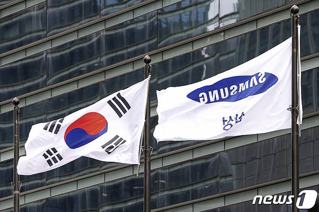 서울 서초구 삼성전자 서초사옥 국기 게양대에 태극기와 삼성 깃발이 걸려있는 모습/뉴스1 © News1 이승배 기자