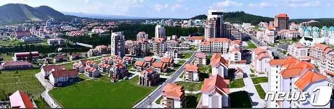 북한 대외용 월간지 조선 9월호가 공개한 삼지연시의 모습.(조선 9월호 갈무리)© 뉴스1