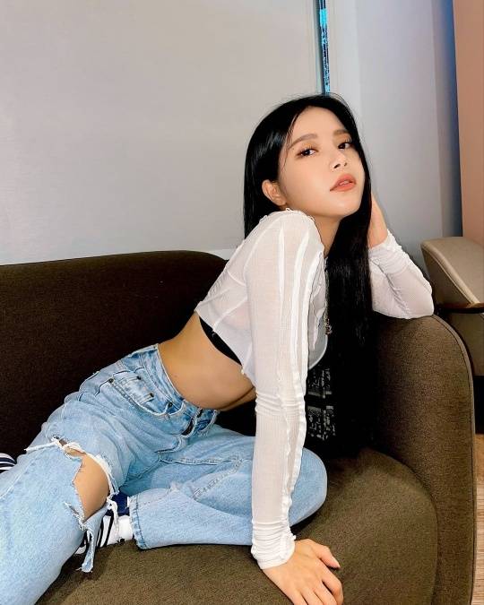 Group MAMAMOO Sola showed off her healthiness by revealing her constricted Waist.Sola posted several photos on her Instagram page on Friday, sitting on the sofa without comment.In the open photo, Sola took various poses wearing a distroid jeans on a See through white crop top and revealing a constricted Waist.Solas brilliant beauty and healthful charm attracted particular attention.Meanwhile, MAMAMOO, which Sola belongs to, will release its best album Isei MAMAMOO: The Best on the 15th.